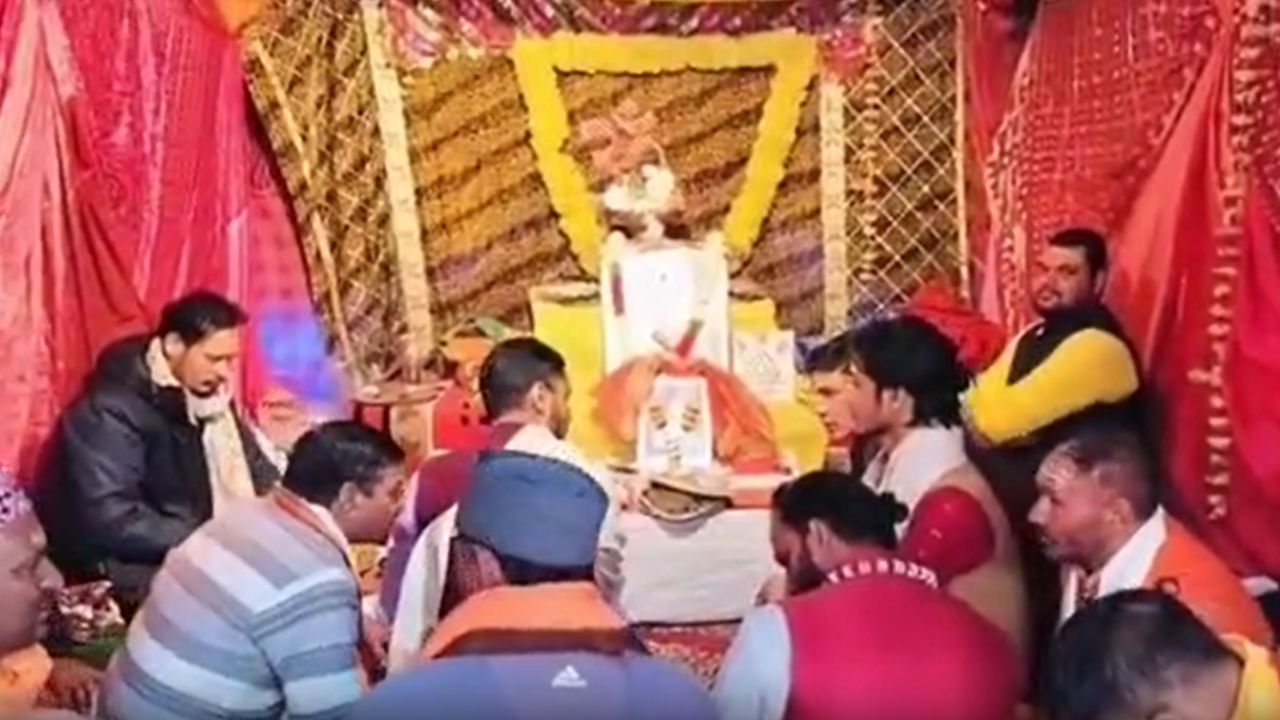 13 वर्षों का लंबा इंतजार: केदारनाथ धाम में कब बनेगा आपदा में टूटा मंदिर? टेंट के नीचे मां दुर्गा की पूजा 13 वर्षों का लंबा इंतजार: केदारनाथ धाम में कब बनेगा आपदा में टूटा मंदिर? टेंट के नीचे मां दुर्गा की पूजा
