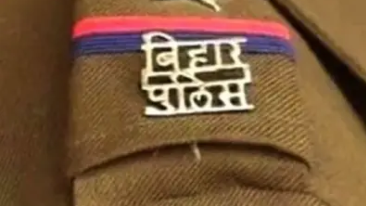 बिहार पुलिस महकमे में बड़ा फेरबदल: 2 IPS समेत 33 अधिकारियों का तबादला, देखें पूरी लिस्ट बिहार पुलिस महकमे में बड़ा फेरबदल: 2 IPS समेत 33 अधिकारियों का तबादला, देखें पूरी लिस्ट