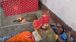 बेगूसराय में मां दुर्गा की अनोखी भक्ति: लगातार चौथे साल सीने पर कलश रख माता की आराधना कर रहे शंकर यादव