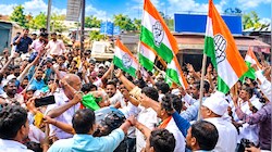 JNU यौन उत्पीड़न केस: जमशेदपुर में BJP-कांग्रेस कार्यकर्ताओं में संघर्ष, पत्थरबाजी से भाजपाई के सिर में चोट, MLA पूर्णिमा साहू धरने पर