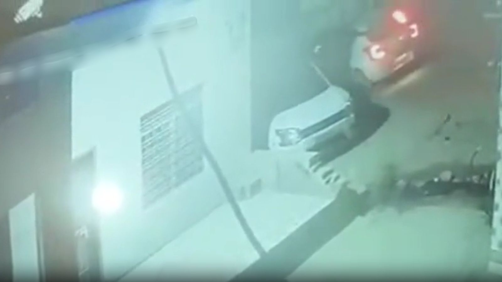 देर रात युवक ने कार को किया आग के हवाले: पड़ोसियों के चलते टला बड़ा हादसा, CCTV में वारदात कैद देर रात युवक ने कार को किया आग के हवाले: पड़ोसियों के चलते टला बड़ा हादसा, CCTV में वारदात कैद