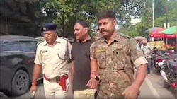 धनबाद कोर्ट परिसर में हंगामा: आरोपी के सरेंडर को लेकर अधिवक्ता और RPF जवान भिड़े, वकीलों का हंगामा