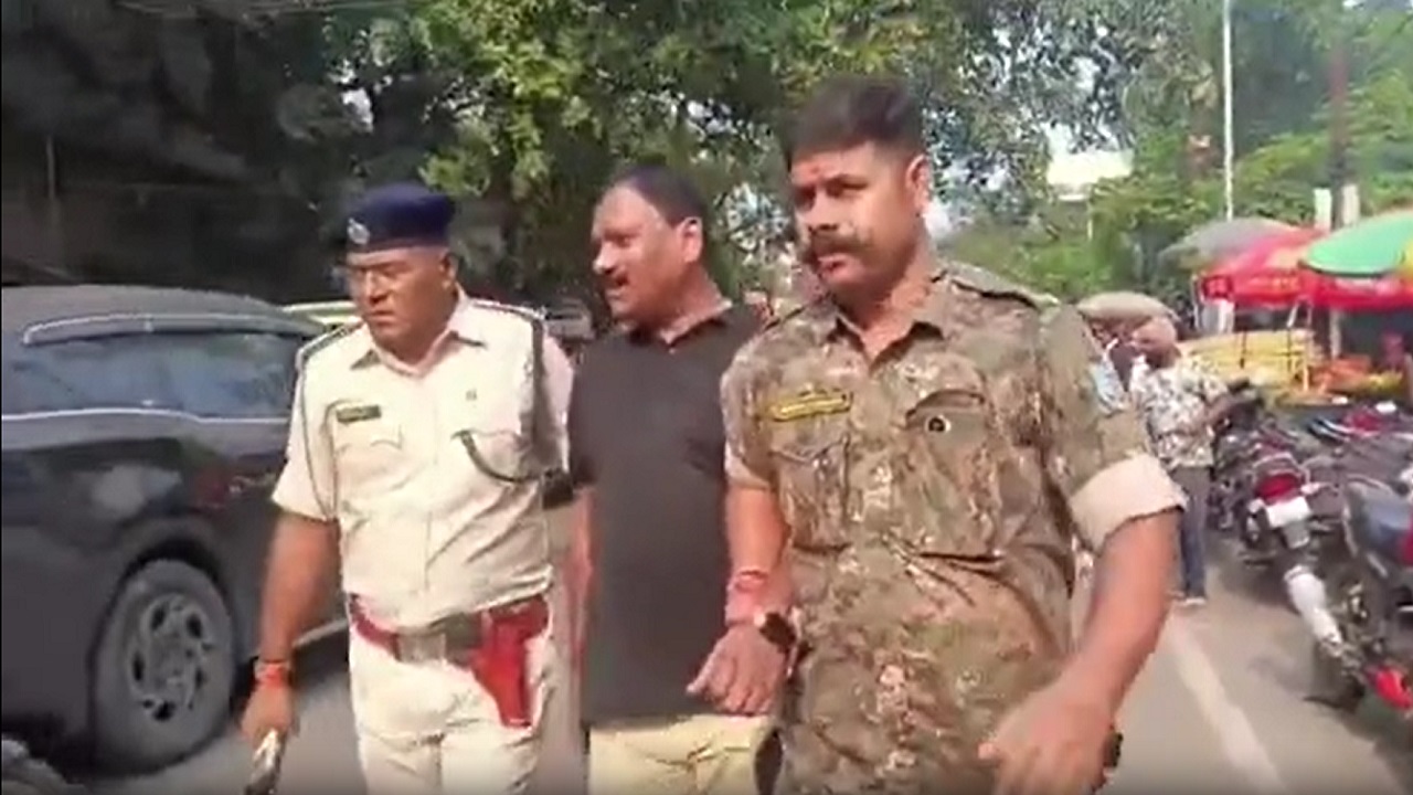 धनबाद कोर्ट परिसर में हंगामा: आरोपी के सरेंडर को लेकर अधिवक्ता और RPF जवान भिड़े, वकीलों का हंगामा धनबाद कोर्ट परिसर में हंगामा: आरोपी के सरेंडर को लेकर अधिवक्ता और RPF जवान भिड़े, वकीलों का हंगामा