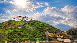 बाड़मेर की पहचान है गढ़ मंदिर: दूर से दिखती है धर्मध्वजा, पढ़िए मां जोगमाया की कहानी