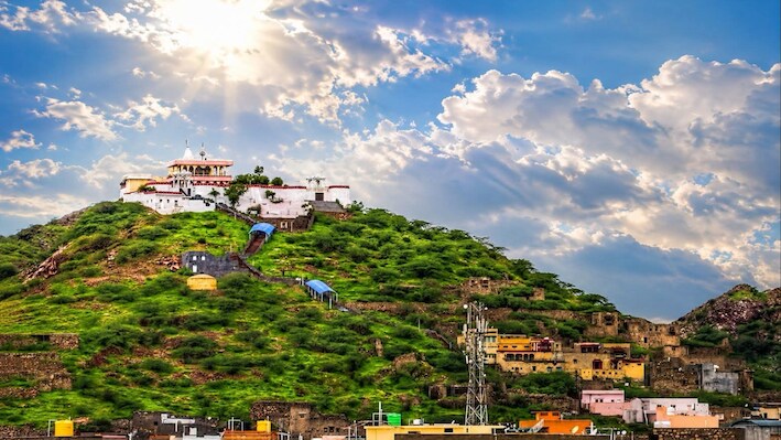 बाड़मेर की पहचान है गढ़ मंदिर: दूर से दिखती है धर्मध्वजा, पढ़िए मां जोगमाया की कहानी