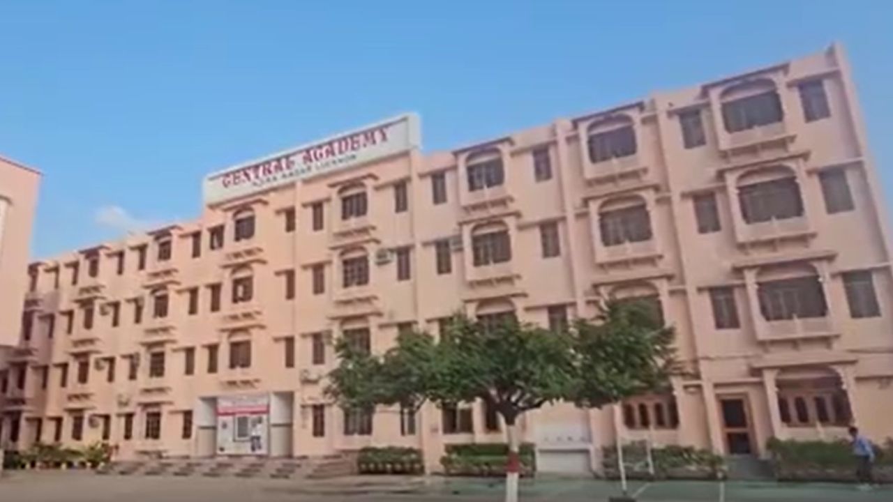लखनऊ के नामी स्कूल में शर्मनाक हरकत! छात्रा को यूरिन मिलाकर पिला दिया पानी, आरोपी छात्र निष्कासित लखनऊ के नामी स्कूल में शर्मनाक हरकत! छात्रा को यूरिन मिलाकर पिला दिया पानी, आरोपी छात्र निष्कासित