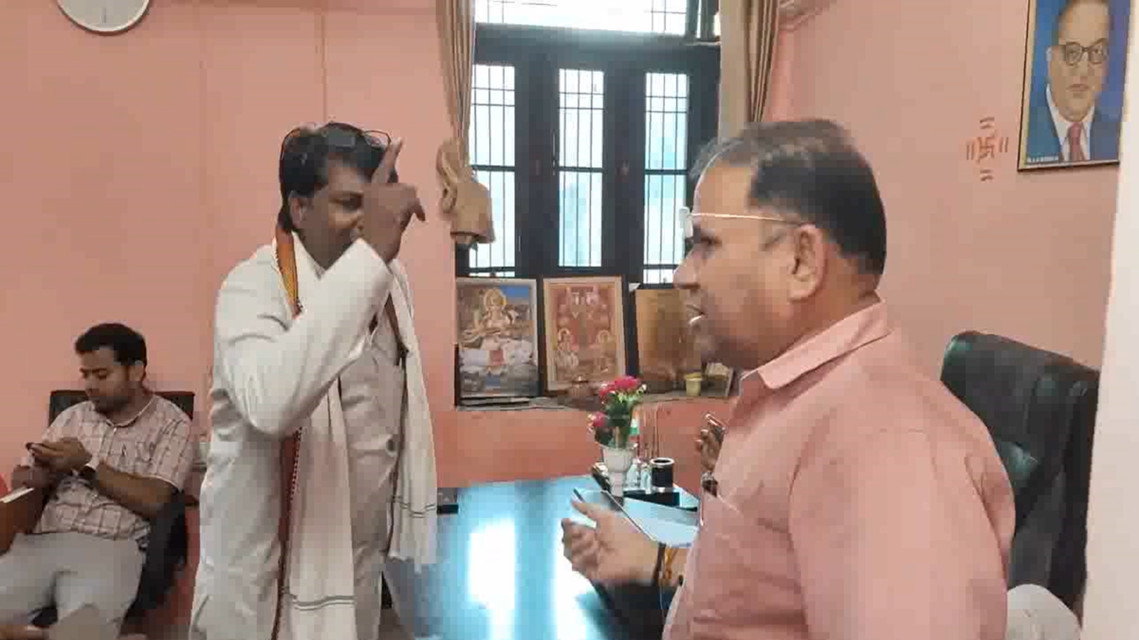 वेतन मांगने पर FIR की धमकी का आरोप: सपोटरा नगर पालिका में बवाल, सफाई कर्मचारी और EO के विवाद का वीडियो वायरल वेतन मांगने पर FIR की धमकी का आरोप: सपोटरा नगर पालिका में बवाल, सफाई कर्मचारी और EO के विवाद का वीडियो वायरल