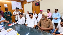 शटडाउन के बावजूद कैसे दौड़ा करंट: कर्मचारी झुलसने पर भड़के रविंद्र सिंह भाटी, डिस्कॉम के बाहर धरना