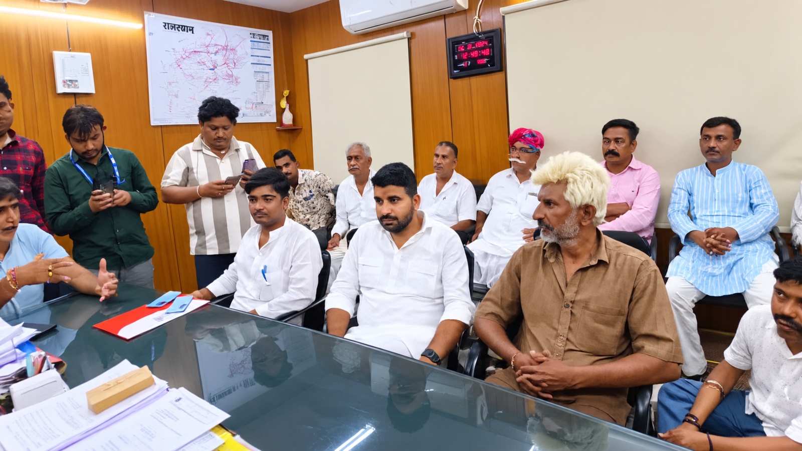 शटडाउन के बावजूद कैसे दौड़ा करंट: कर्मचारी झुलसने पर भड़के रविंद्र सिंह भाटी, डिस्कॉम के बाहर धरना शटडाउन के बावजूद कैसे दौड़ा करंट: कर्मचारी झुलसने पर भड़के रविंद्र सिंह भाटी, डिस्कॉम के बाहर धरना