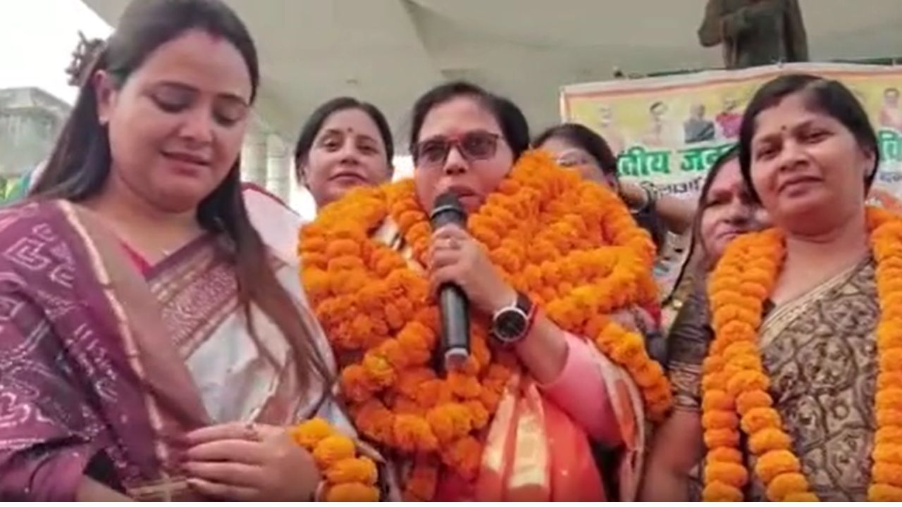 सपा की विभा पाल ने की घर वापसी: यूपी चुनाव से पहले थामा बीजेपी का दामन, गाजीपुर में सियासी हलचल सपा की विभा पाल ने की घर वापसी: यूपी चुनाव से पहले थामा बीजेपी का दामन, गाजीपुर में सियासी हलचल