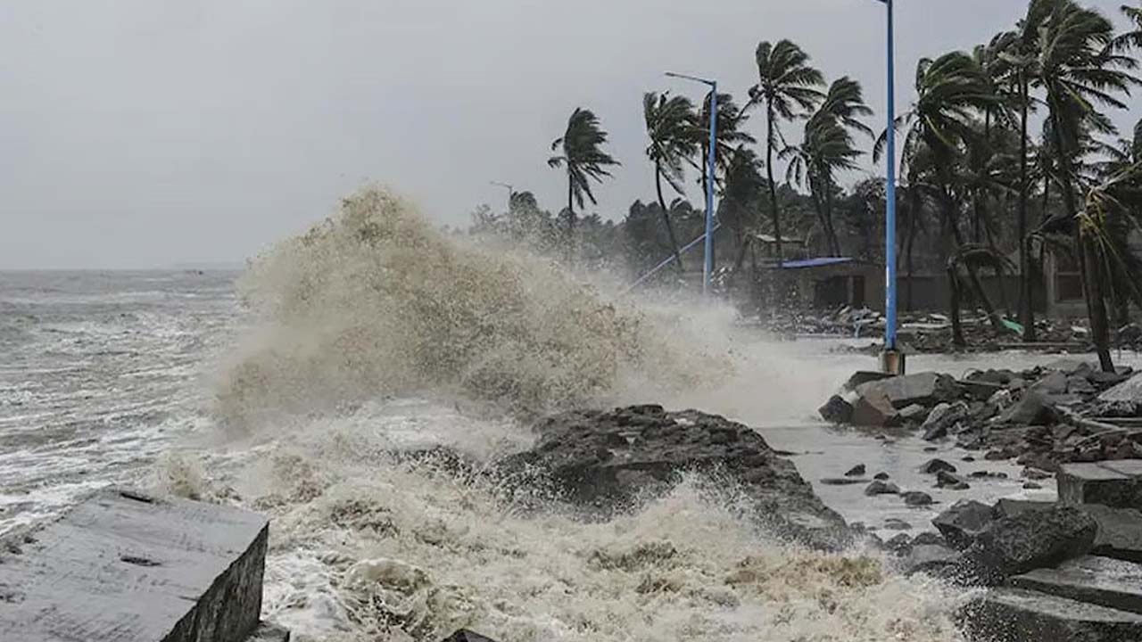 कुदरत का होने वाला है 'तांडव': 15 से 17 अक्टूबर के बीच आंध्र के समंदर में उठेगा चक्रवात, भारी बारिश का अलर्ट! कुदरत का होने वाला है 'तांडव': 15 से 17 अक्टूबर के बीच आंध्र के समंदर में उठेगा चक्रवात, भारी बारिश का अलर्ट!