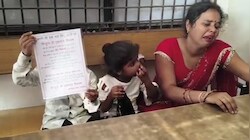 किसी का मंगलसूत्र तो किसी की सोने की चेन चोरी, पं. धीरेंद्र शास्त्री की यात्रा में दर्जनों लोग बने शिकार, थाने पहुंचे पीड़ित