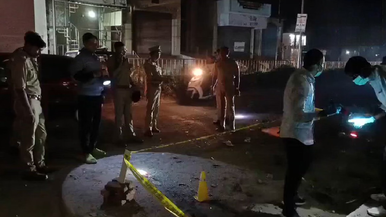 हिसाब-किताब ने छीनी तीन जिंदगियां: रामलीला बैठक में गरमाया विवाद, गोलियों की तड़तड़ाहट से दहला पीलीभीत हिसाब-किताब ने छीनी तीन जिंदगियां: रामलीला बैठक में गरमाया विवाद, गोलियों की तड़तड़ाहट से दहला पीलीभीत