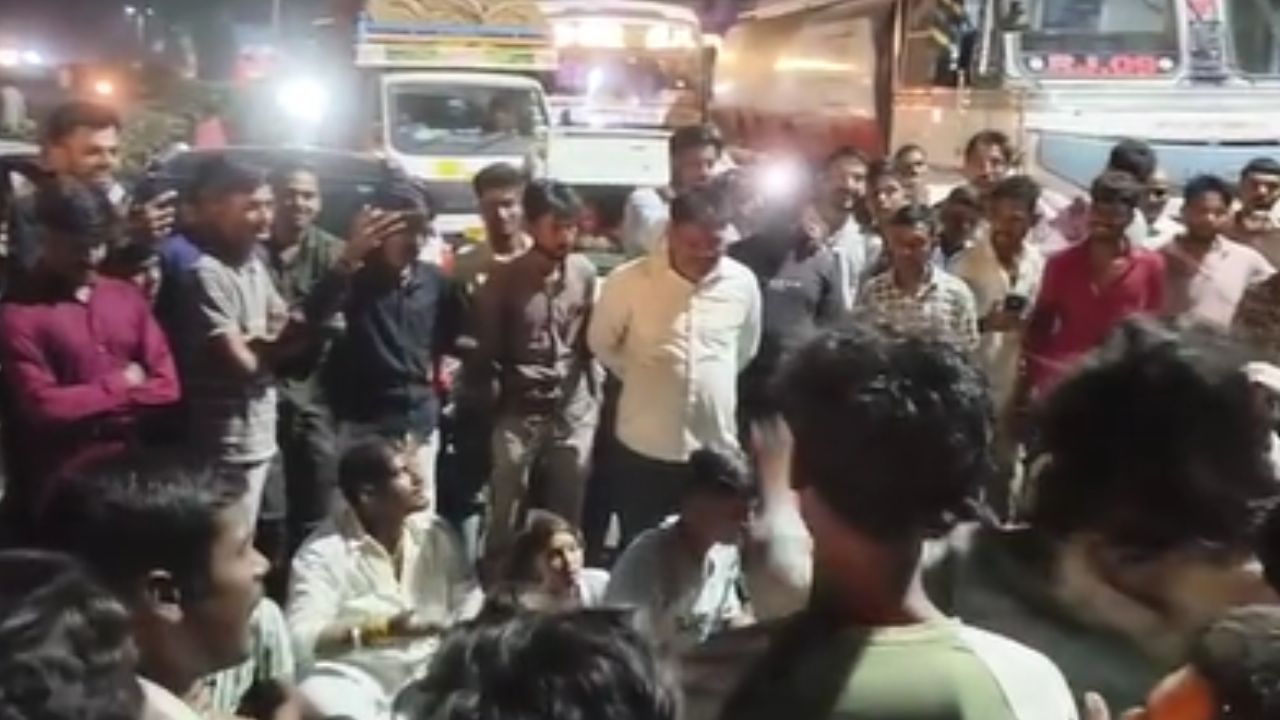 आगर-मालवा में बिजली कटौती पर बवाल, ग्रामीणों ने इंदौर-कोटा नेशनल हाईवे किया जाम आगर-मालवा में बिजली कटौती पर बवाल, ग्रामीणों ने इंदौर-कोटा नेशनल हाईवे किया जाम