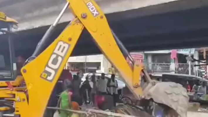 बोकारो: फुसरो में अतिक्रमण हटाने पहुंचा प्रशासन, दुकानदारों ने सड़क जाम कर जताया विरोध, अब छठ के बाद होगी कार्रवाई