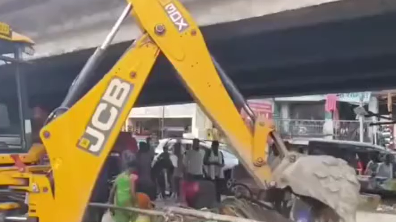 बोकारो: फुसरो में अतिक्रमण हटाने पहुंचा प्रशासन, दुकानदारों ने सड़क जाम कर जताया विरोध, अब छठ के बाद होगी कार्रवाई बोकारो: फुसरो में अतिक्रमण हटाने पहुंचा प्रशासन, दुकानदारों ने सड़क जाम कर जताया विरोध, अब छठ के बाद होगी कार्रवाई