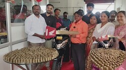 नोट नहीं, बोरी भर सिक्कों से खरीदी स्कूटी: ₹10 के सिक्के जोड़कर तीन साल में जमा किए 1.23 लाख रुपये; शोरूम में दो घंटे तक चली गिनती