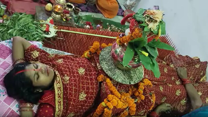 समस्तीपुर में भक्ति का अनोखा रूप: सीने पर कलश स्थापित कर कीलों की सेज पर लेटी महिला, अनोखी तपस्या देखने उमड़ी भीड़