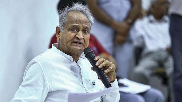 गहलोत बोले- तीन बार CM बनना भी कम है क्या? थैले पर बोले- मेरी फोटो हटाओ, लेकिन इसे बंद मत करो