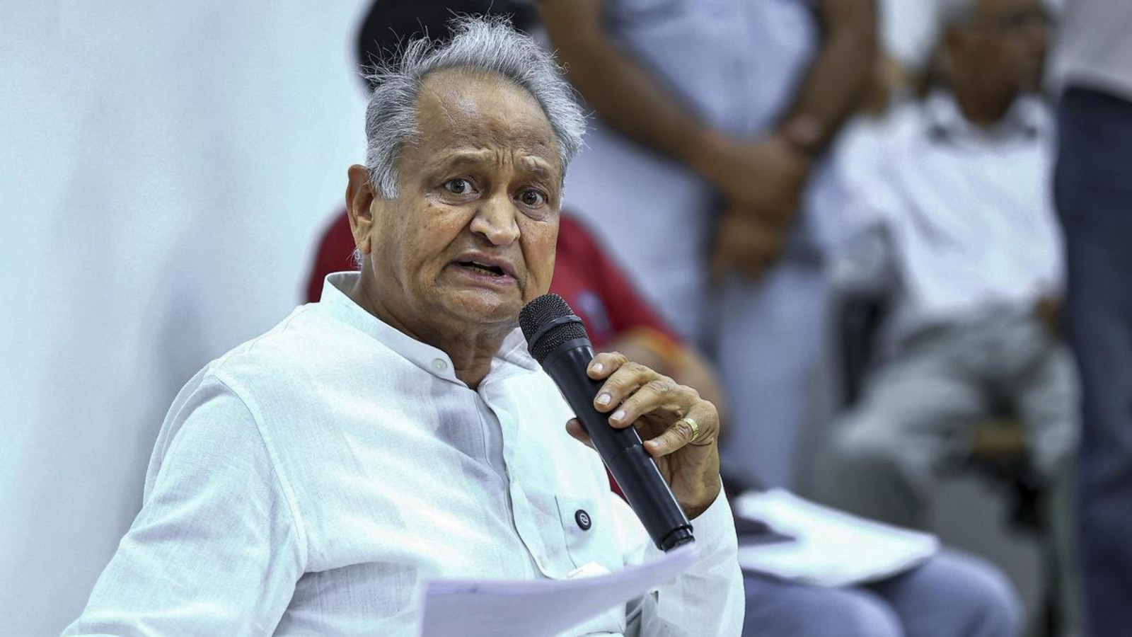 गहलोत बोले- तीन बार CM बनना भी कम है क्या? थैले पर बोले- मेरी फोटो हटाओ, लेकिन इसे बंद मत करो गहलोत बोले- तीन बार CM बनना भी कम है क्या? थैले पर बोले- मेरी फोटो हटाओ, लेकिन इसे बंद मत करो