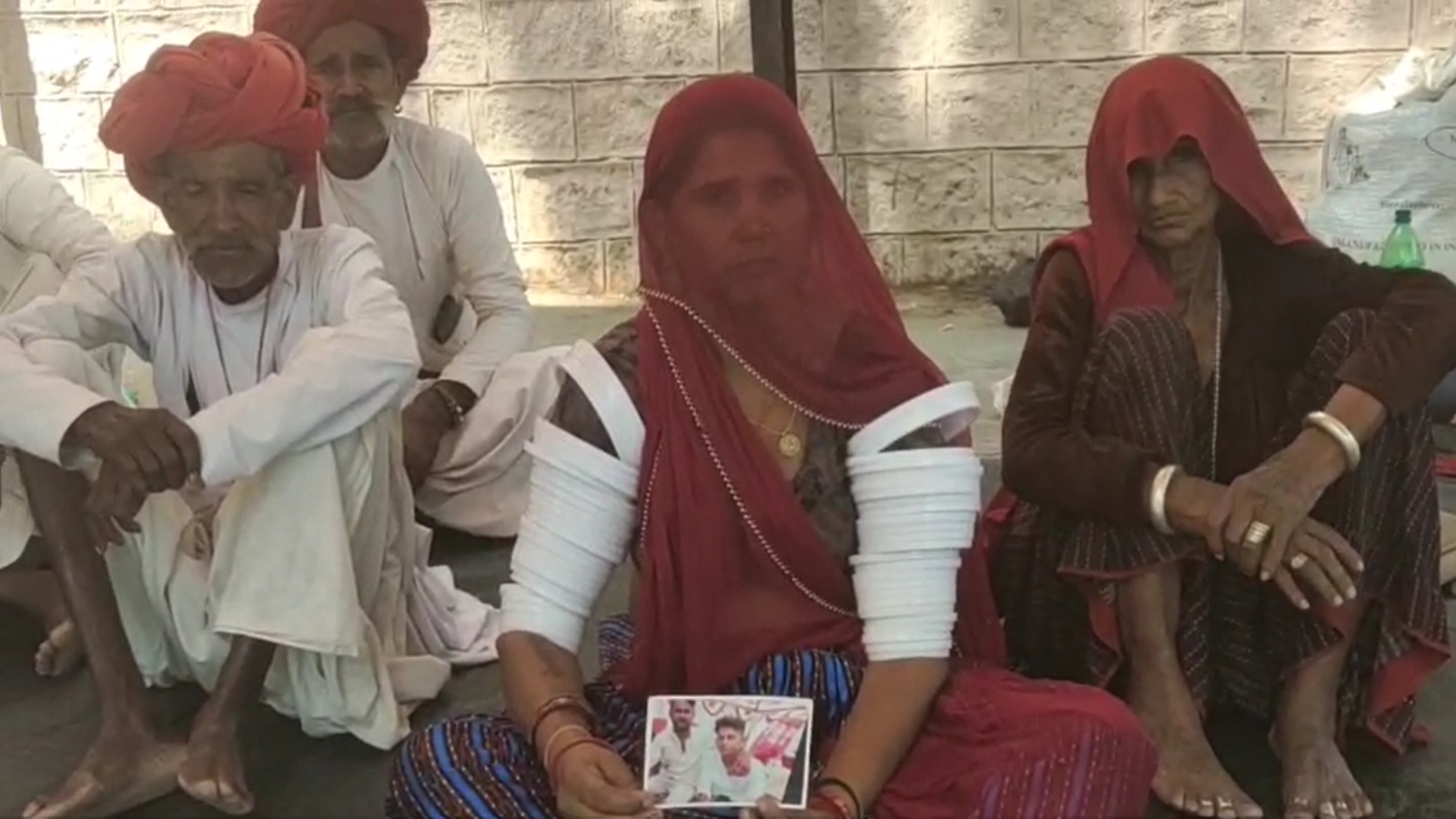 3 साल से बेटे को न्याय का इंतजार: 7 दिन से भूखी मां और 80 साल की नानी, अब नेताओं से लगाई गुहार 3 साल से बेटे को न्याय का इंतजार: 7 दिन से भूखी मां और 80 साल की नानी, अब नेताओं से लगाई गुहार