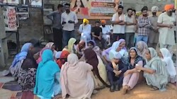 'ड्रग माफिया का हो एनकाउंटर', परमिंदर की मां ने रोते हुए पुलिस से लगाई गुहार, कहा- आरोपी को मार देनी चाहिए गोली