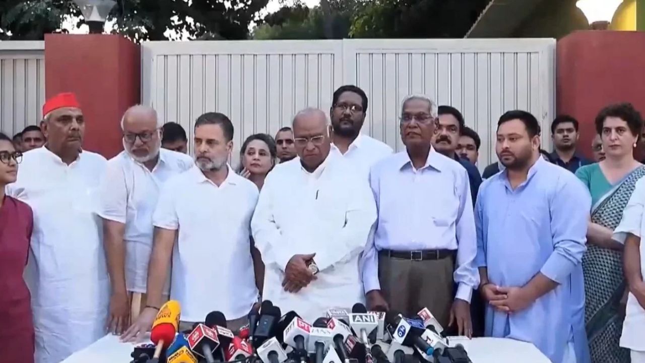 हाई-टी मीटिंग के बाद इंडिया गठबंधन की प्रेस कॉन्फ्रेंस, राहुल गांधी बोले-'लोकतंत्र को बचाने के लिए पूरा विपक्ष एकजुट' हाई-टी मीटिंग के बाद इंडिया गठबंधन की प्रेस कॉन्फ्रेंस, राहुल गांधी बोले-'लोकतंत्र को बचाने के लिए पूरा विपक्ष एकजुट'