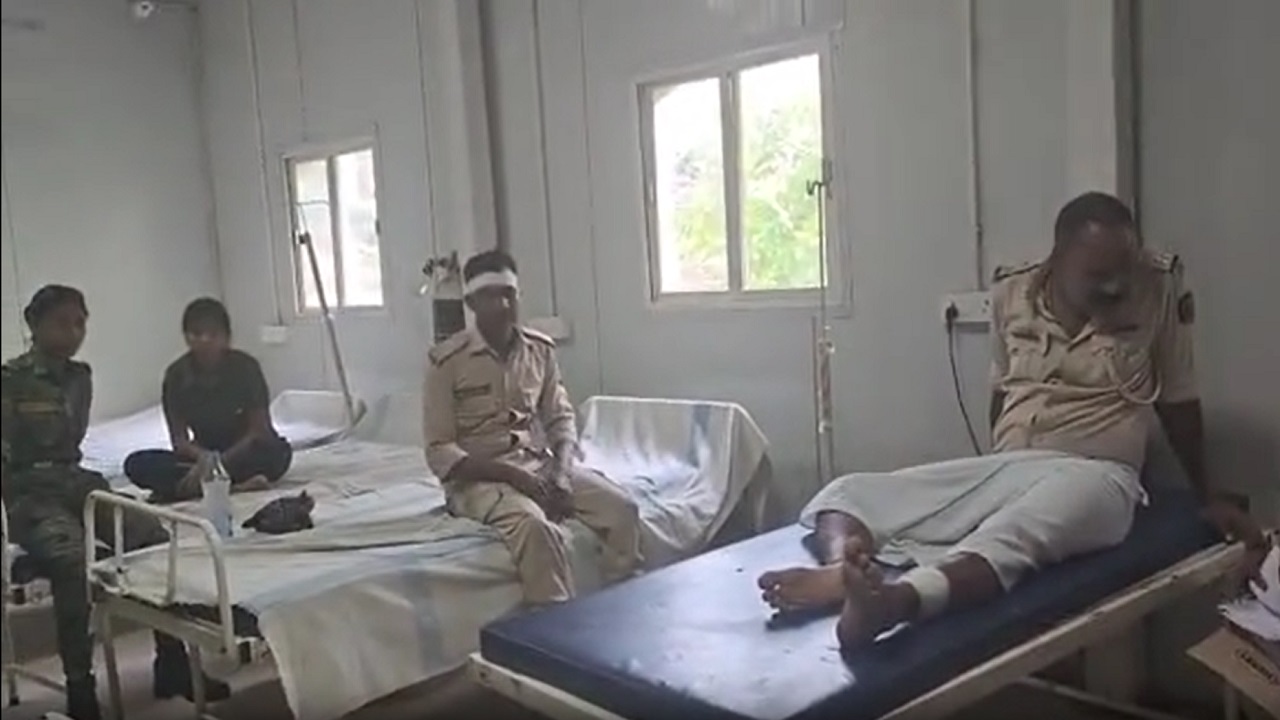 दो शहर बिहार पुलिस पर कहर: गया में शराब तस्करों को छुड़ा ले गई भीड़, बेतिया में कई जवान घायल दो शहर बिहार पुलिस पर कहर: गया में शराब तस्करों को छुड़ा ले गई भीड़, बेतिया में कई जवान घायल
