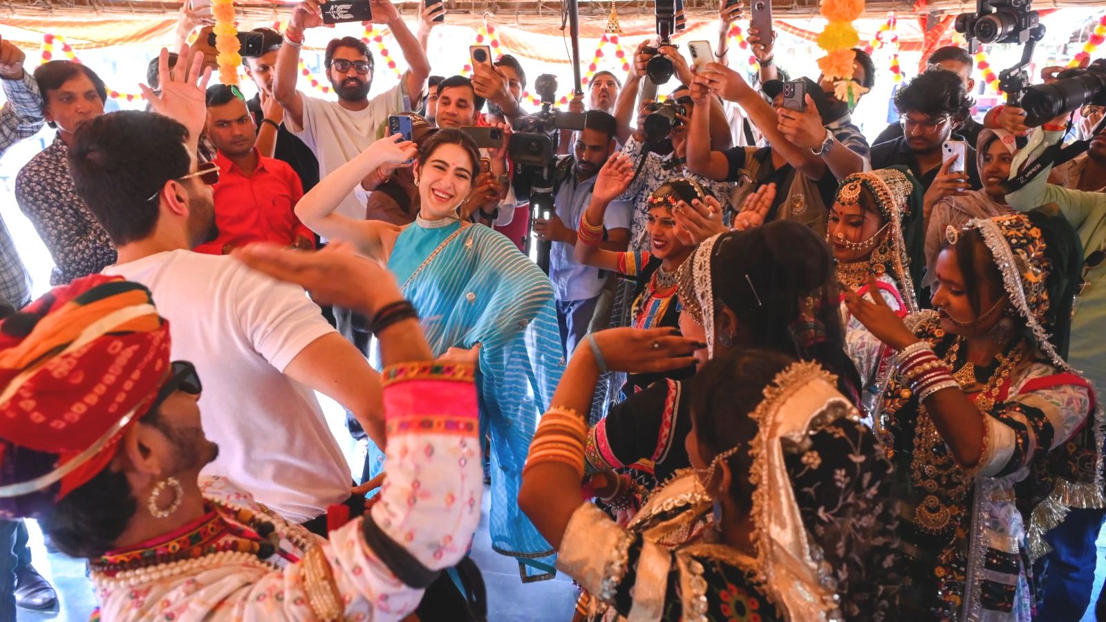 कालबेलिया डांस, तीरंदाजी और चिलचिलाती धूप… जयपुर में आयुष्मान-सारा का दिखा देसी अंदाज कालबेलिया डांस, तीरंदाजी और चिलचिलाती धूप… जयपुर में आयुष्मान-सारा का दिखा देसी अंदाज