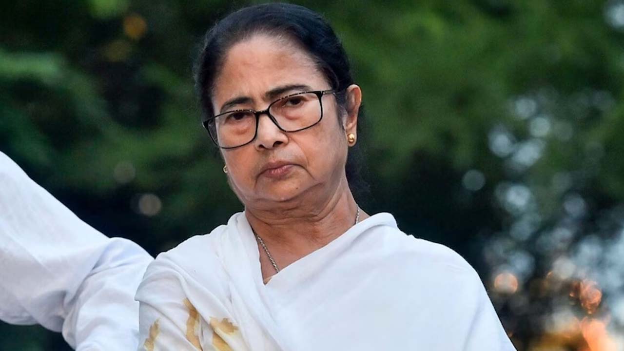 ममता बनर्जी पर चाकू से हमले की कोशिश! TMC ने लगाया आरोप, कोलकाता पुलिस ने आरोपी महिला को किया अरेस्ट ममता बनर्जी पर चाकू से हमले की कोशिश! TMC ने लगाया आरोप, कोलकाता पुलिस ने आरोपी महिला को किया अरेस्ट