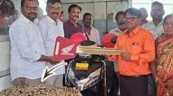वाह! बचत हो तो ऐसी: 10-10 के सिक्के इकट्ठे कर खरीद लिया सवा लाख का स्कूटर, 2 घंटे तक पैसे गिनते रहे शोरूम वाले
