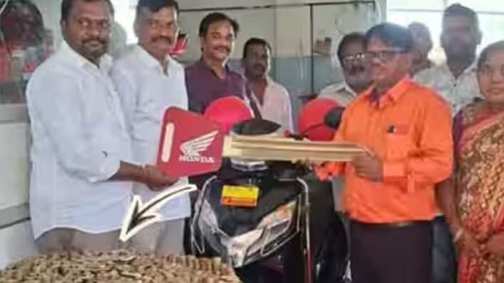 वाह! बचत हो तो ऐसी: 10-10 के सिक्के इकट्ठे कर खरीद लिया सवा लाख का स्कूटर, 2 घंटे तक पैसे गिनते रहे शोरूम वाले