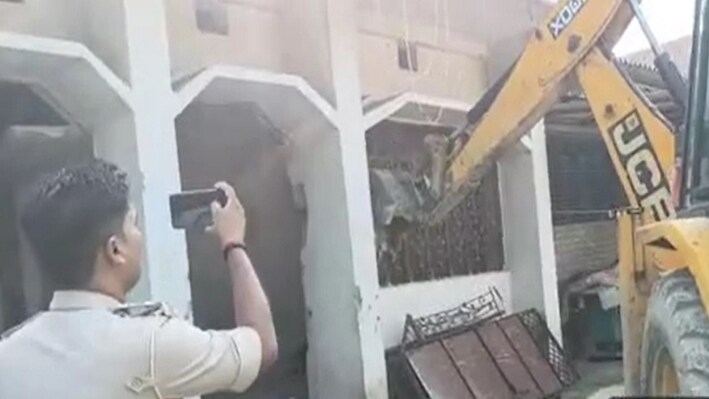 मुजफ्फरपुर में गरजा बुलडोजर: हत्याकांड के फरार आरोपियों के घर की खिड़की-दरवाजे उखाड़कर ले गई पुलिस