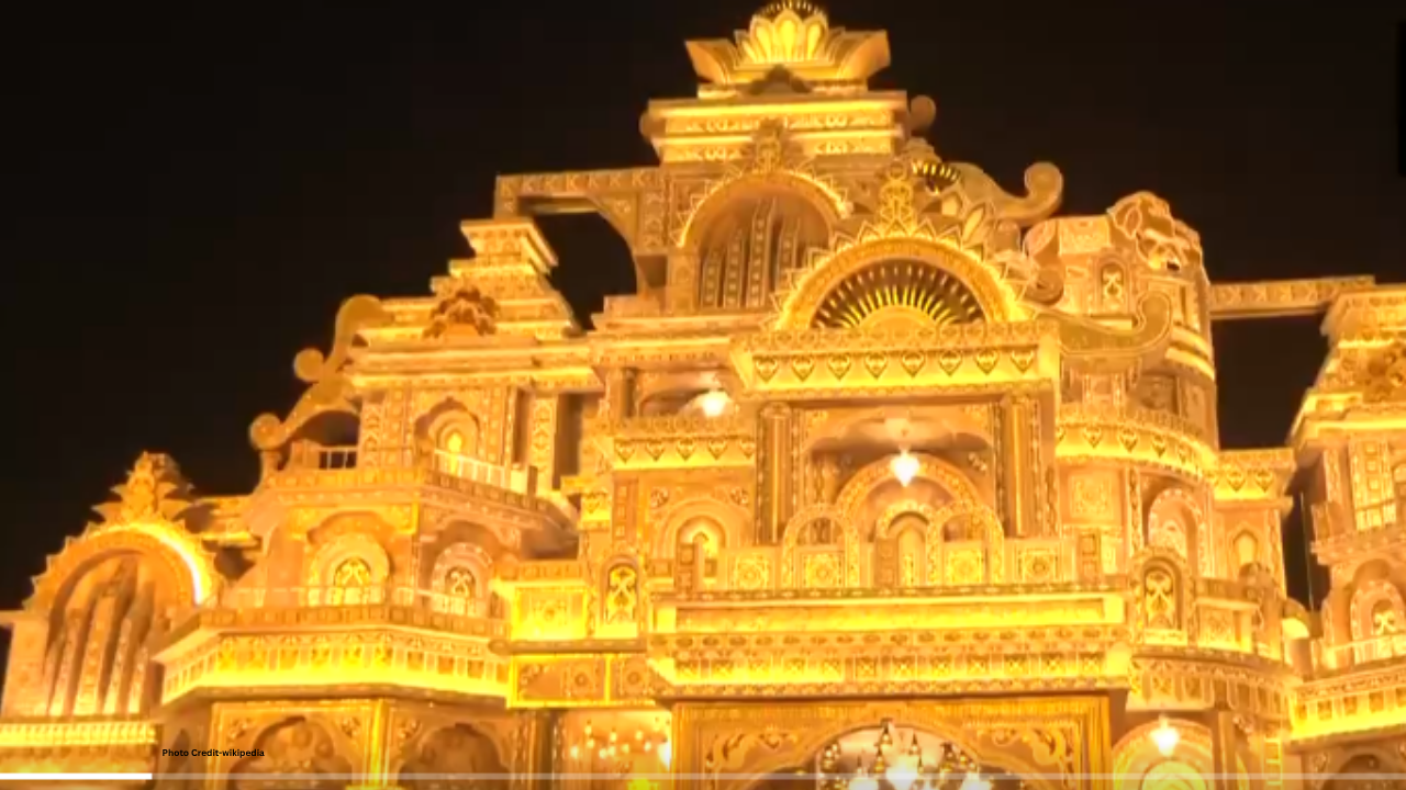Durga Puja: बंगाल के इस दुर्गा पंडाल को देख आंखें चौंधिया जाएंगी, 100 किलो सोने से सजाई गईं मातारानी Durga Puja: बंगाल के इस दुर्गा पंडाल को देख आंखें चौंधिया जाएंगी, 100 किलो सोने से सजाई गईं मातारानी
