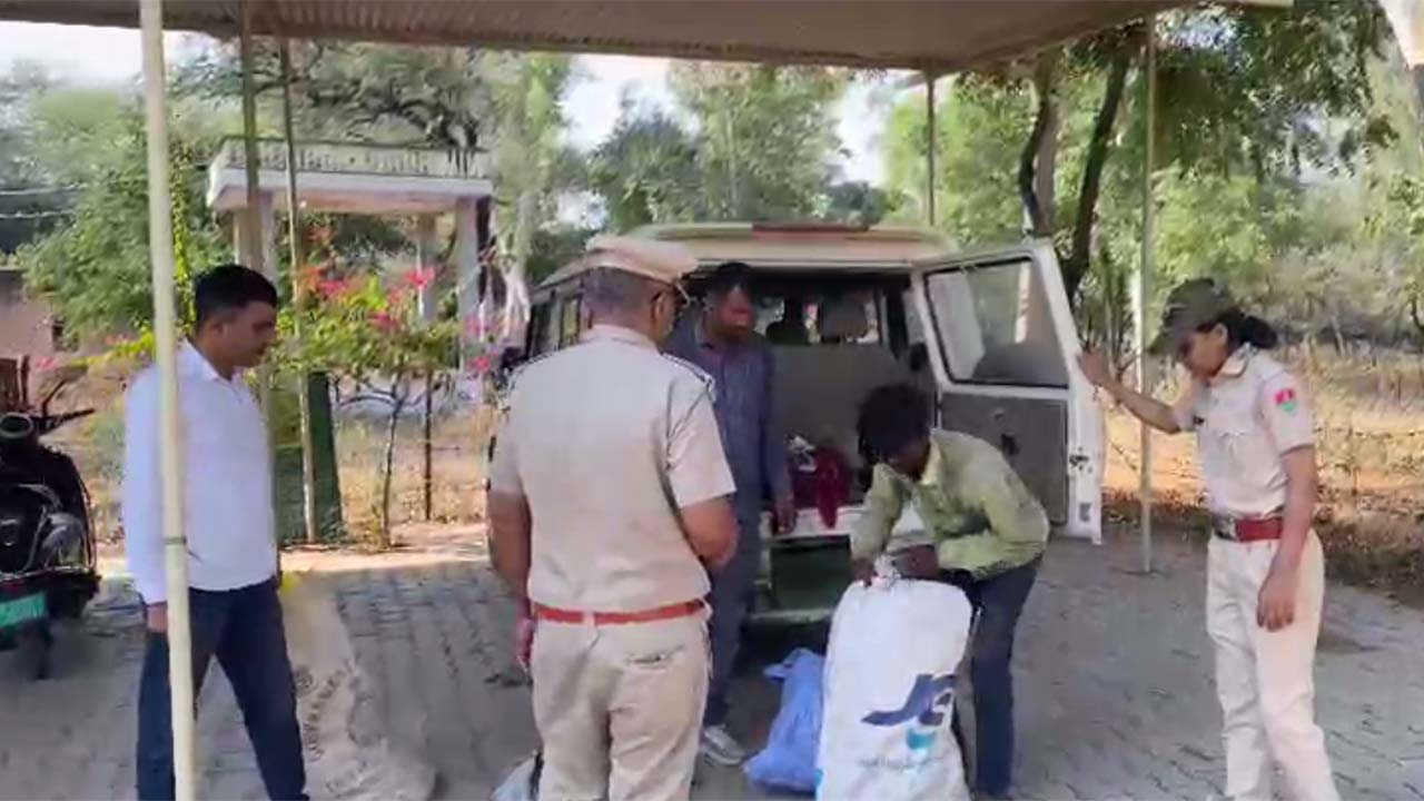 सवारियों की बस में दो कट्टों में छिपाकर ले जाए जा रहे 18 मॉनिटर लिजार्ड और शतावरी बरामद सवारियों की बस में दो कट्टों में छिपाकर ले जाए जा रहे 18 मॉनिटर लिजार्ड और शतावरी बरामद