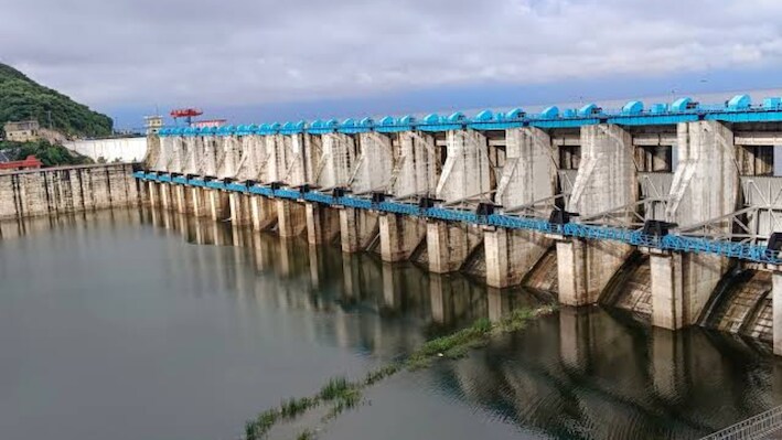 अधिकारी मान रहे मिक्स होकर ठीक हो जाएगा, लेकिन नसों में घुल रहा 'धीमा जहर'