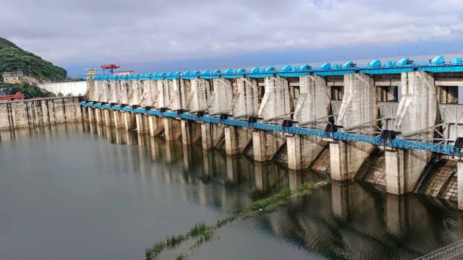 अधिकारी मान रहे मिक्स होकर ठीक हो जाएगा, लेकिन नसों में घुल रहा 'धीमा जहर' अधिकारी मान रहे मिक्स होकर ठीक हो जाएगा, लेकिन नसों में घुल रहा 'धीमा जहर'