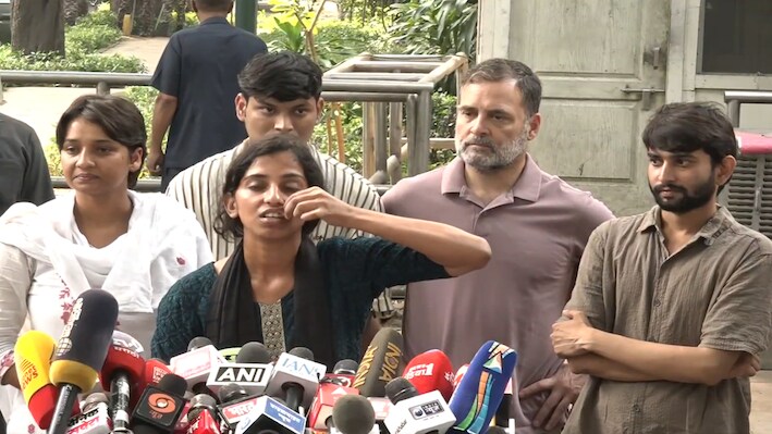 NSUI कार्यकर्ता- पुलिस कॉन्स्टेबल ने बाल पकड़ कर मुझे मारा...राहुल गांधी बोले- ये हिंदुस्‍तान की आवाज, दबेगी नहीं