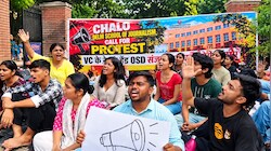 DU में पत्रकारिता के छात्रों का प्रदर्शन, अनिश्चितकालीन हड़ताल शुरू; OSD के इस्तीफे समेत ये हैं प्रमुख मांगें