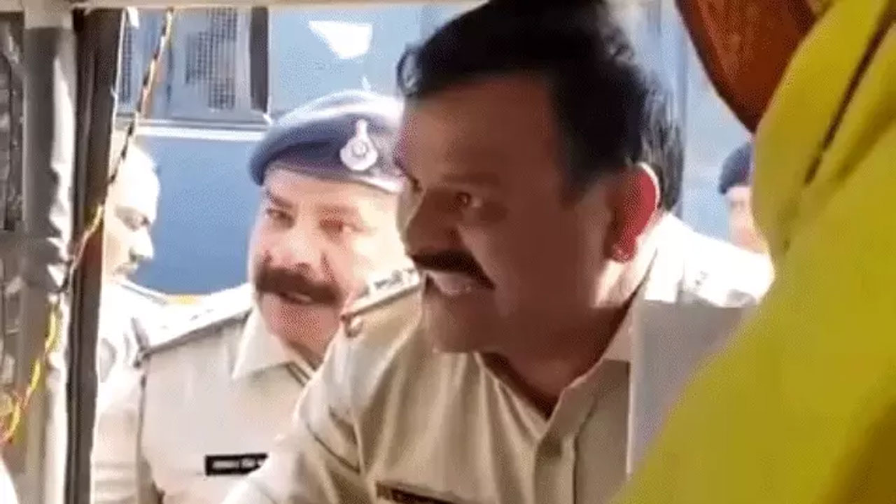 भोपाल: प्रदर्शन कर रहे आदिवासी छात्रों को TI ने सरेआम दी गालियां और धमकी, वीडियो वायरल होने के बाद हुए सस्पेंड भोपाल: प्रदर्शन कर रहे आदिवासी छात्रों को TI ने सरेआम दी गालियां और धमकी, वीडियो वायरल होने के बाद हुए सस्पेंड