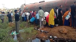 सड़क पर बहने लगा सरसों का तेल: बाल्टी-डिब्बे लेकर टूट पड़े लोग, अलवर का VIDEO वायरल