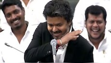 तमिलनाडु की सड़कों पर छाया सीएम विजय का नया 'वायरल स्वैग', बौखलाई DMK ने इशारे का RSS से जोड़ दिया कनेक्शन