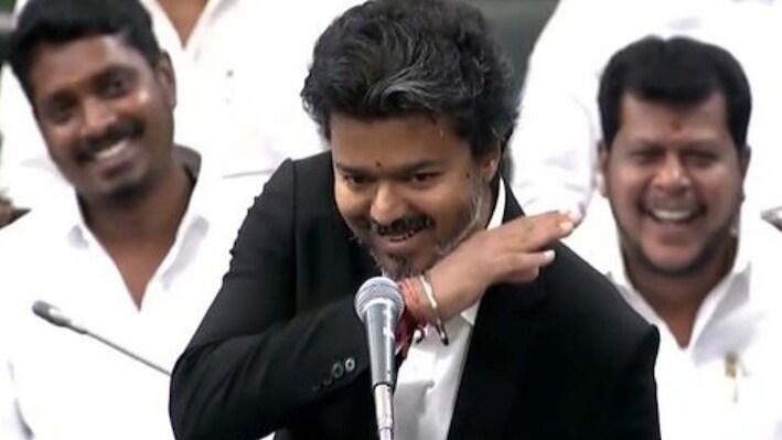 तमिलनाडु की सड़कों पर छाया सीएम विजय का नया 'वायरल स्वैग', बौखलाई DMK ने इशारे का RSS से जोड़ दिया कनेक्शन