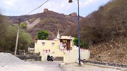 आमेर का 5000 साल पुराना मनसा माता मंदिर: चर्म रोग दूर होने की मान्यता, कुंड का पानी पीने दूर-दूर से आते हैं लोग