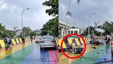 सड़क थी या स्केटिंग ट्रैक? दुर्गा पूजा पर रंगे गए फ्लाईओवर पर एक साथ फिसलीं 3 बाइकें, रोंगटे खड़े कर देगा VIDEO