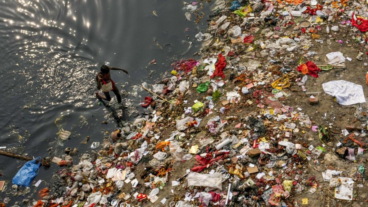 Yamuna River Pollution: दिल्ली में नालों से यमुना में कैसे पहुंचता है कचरा? CPCB की रिपोर्ट में हुआ खुलासा Yamuna River Pollution: दिल्ली में नालों से यमुना में कैसे पहुंचता है कचरा? CPCB की रिपोर्ट में हुआ खुलासा
