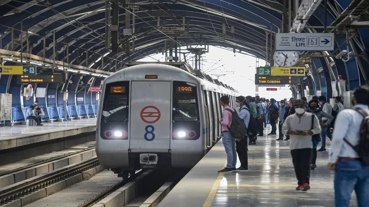Delhi Metro: इस दिन के लिए बदला दिल्ली मेट्रो का समय, जानें टाइमिंग, रूट और फ्री यात्रा की पूरी डिटेल Delhi Metro: इस दिन के लिए बदला दिल्ली मेट्रो का समय, जानें टाइमिंग, रूट और फ्री यात्रा की पूरी डिटेल