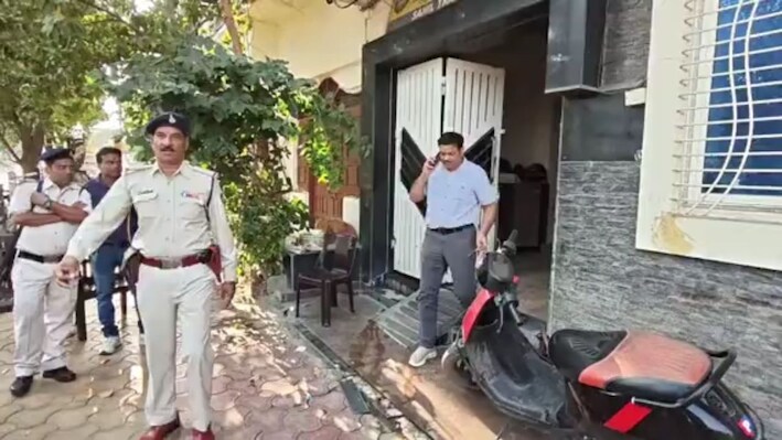 21 बैंक खाते, 33 अचल संपत्ति...मां और पत्नी के नाम पर ट्रेडिंग कंपनी, इंदौर पुलिस का प्रधान आरक्षक निकला करोड़ों का मालिक