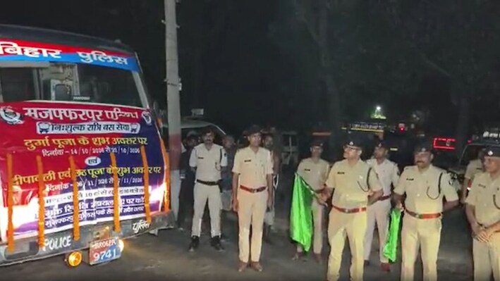 त्योहारों पर मुजफ्फरपुर पुलिस का बड़ा तोहफा: घर लौटने वाले यात्रियों के लिए शुरू हुई फ्री बस सेवा, एसएसपी ने दिखाई हरी झंडी