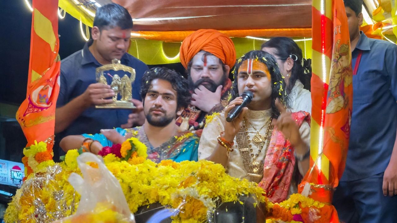 'छुआछूत की करो विदाई, हम सब हिंदू भाई-भाई': सनातन रथ यात्रा में बोले अनिरुद्धाचार्य, धीरेंद्र शास्त्री ने भी भरी हुंकार 'छुआछूत की करो विदाई, हम सब हिंदू भाई-भाई': सनातन रथ यात्रा में बोले अनिरुद्धाचार्य, धीरेंद्र शास्त्री ने भी भरी हुंकार